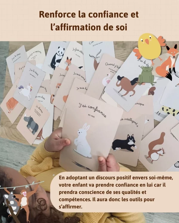 enfant qui tient une carte d'affirmation positive "j'ai confiance en moi" et sur la table le reste des 41 cartes d'affirmations positives