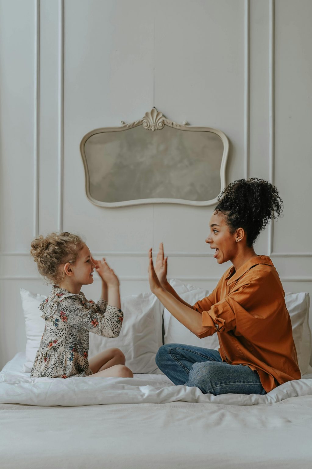 Parents enfants qui se disent des affirmations positives