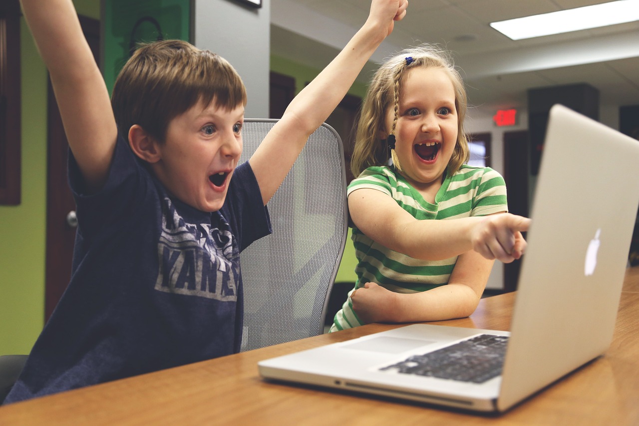 Enfant qui manque de confiance en soi qui retrouve enfin confiance en eux