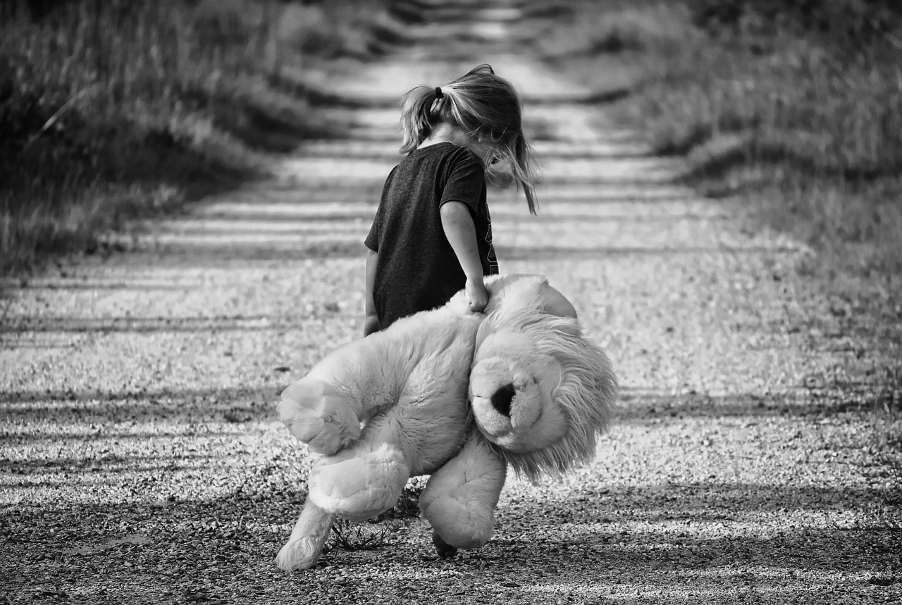 Enfant fille qui est triste car n'est pas accompagné pour gérer ses émotions