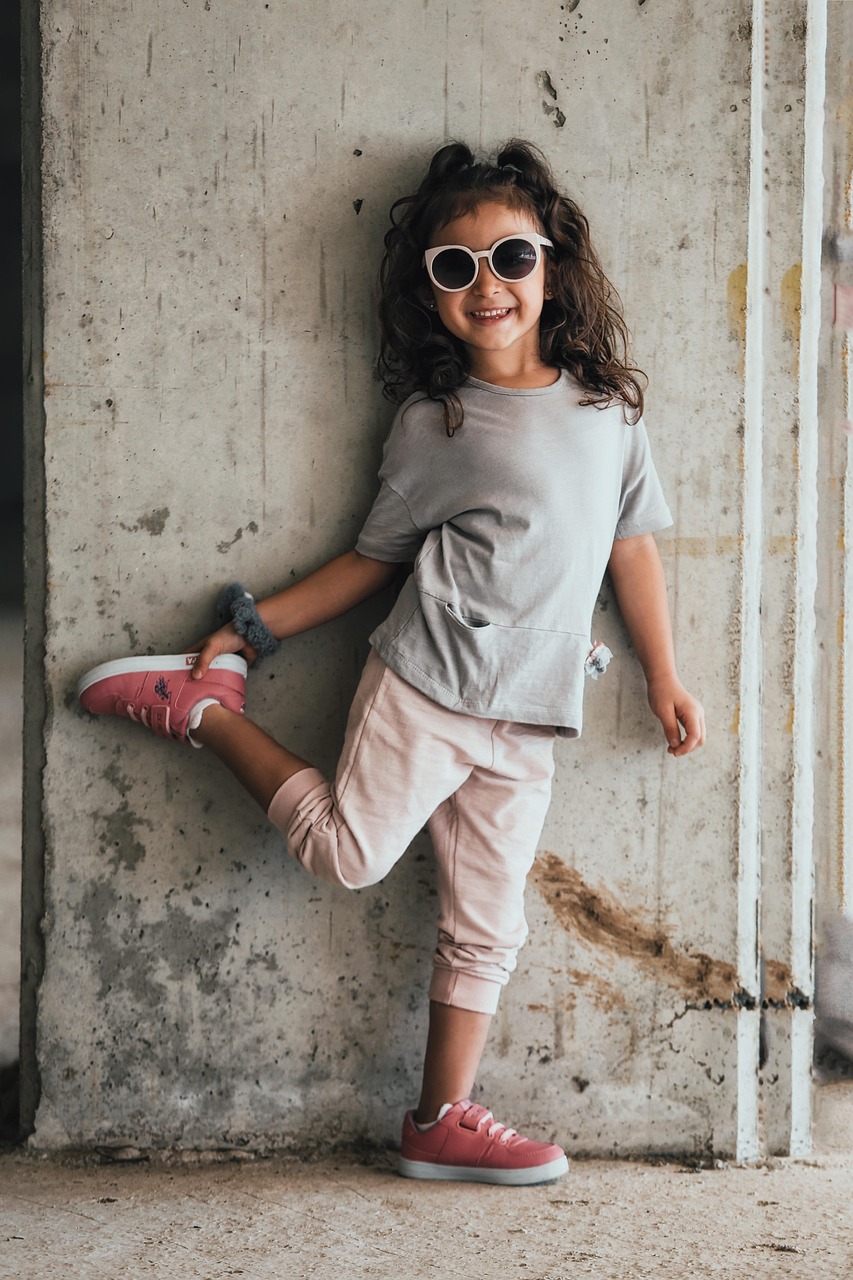 Enfant fille confiant qui a confiance en elle